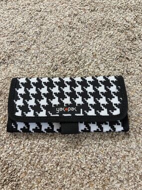 Yak Pak Black and White Houndstooth Wallet